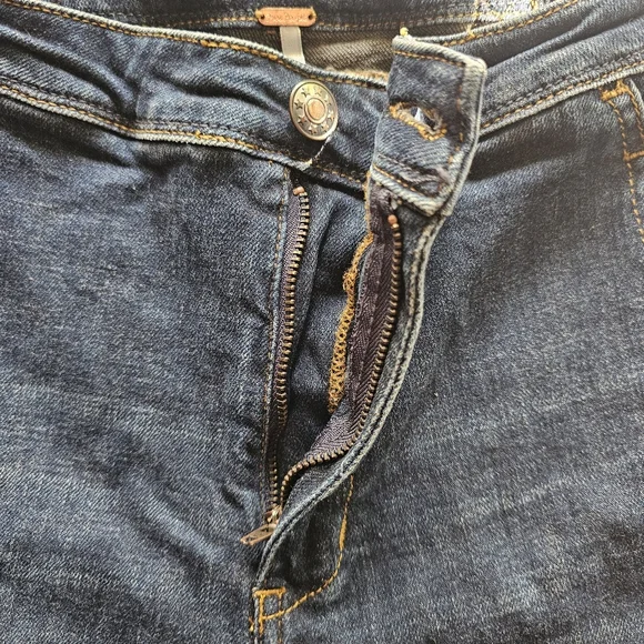 Free Peopleβ Bewick Flare Legs Jeans Size 26 - Picture 9 of 16